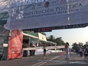 Mayra Sánchez Vidal (civil), cruzando la meta en primer lugar.