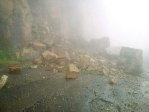 El desgajamiento de cerros ha incomunicado vía terrestre a diversos municipios.