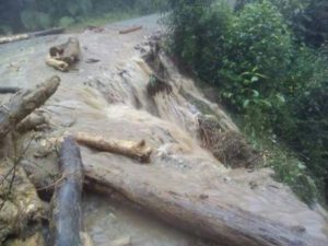 Reportan desborde de ríos y desgajamientos de cerros.
