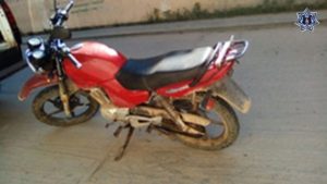 Motocicleta marca Yamaha, color rojo, sin placas de circulación y con el número de serie alterado.