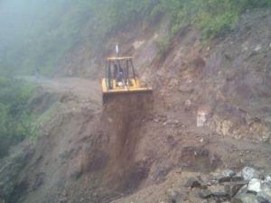 Se registran deslaves y daños en viviendas y caminos y carreteras.