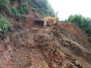 Maquinaria pesada trabaja para despejar los caminos.