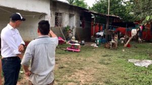 Murat Hinojosa recorrió Palo Gacho para escuchar a las familias damnificadas.