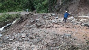 La fuerza del agua arrasó con los caminos y los dejó incomunicados.