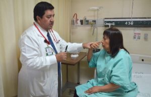 Tratan médicos del IMSS ataque cerebral