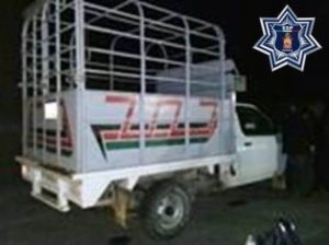 Camioneta NP300, marca Nissan, tipo redilas, color blanco.