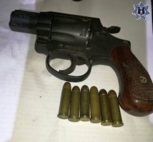 Revólver, calibre 38 especial, matrícula AP235200, con seis cartuchos útiles.