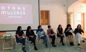Conversan mujeres