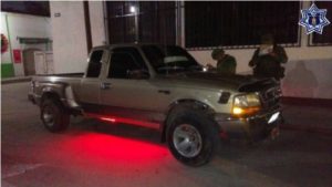 Viajaban en la camioneta Ford, tipo Ranger, color Arena y placas MVF-1026 del Estado de México.