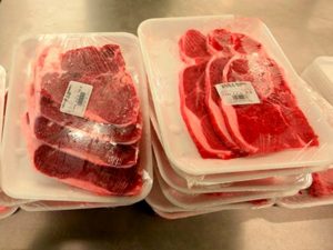 Checar en productos pre envasados la fecha de caducidad o de consumo preferente.