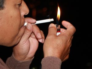 Exhortan a la población a dejar el hábito del tabaco.