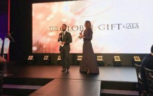 Asisten Eva Longoria Bastón, presidenta de la Fundación Eva Longoria y el intérprete Maluma con su fundación, El Arte de los Sueños.