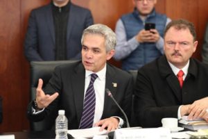 El gobierno de la Ciudad de México dijo que hay dar un marco de legalidad a la actuación de los militares, ya que si se retiran de sus tareas “se colocaría en un jaque y en un grave riesgo a la seguridad nacional”.