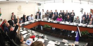 La moción suspensiva para suspender la sesión de las cuatro comisiones dictaminadoras se desechó por 15 votos a favor y 8 en contra.