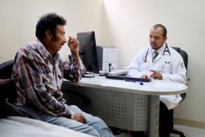 Atienden especialistas del IMSS