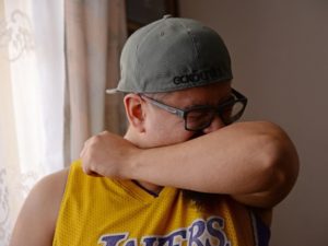 Pïden tomar medidas preventivas al estornudar.