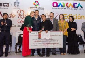 Premian a los ganadores en el Palacio de Gobierno.