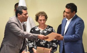 Recibieron diputados ejemplar de la solicitud del presupuesto de manos del rector.