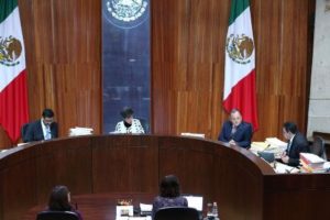 Determinó no ejercer la facultad de atracción para determinar los topes máximos de gastos de precampaña y campaña.