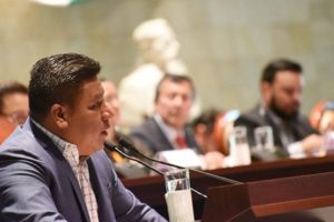 Basaldú Gutiérrez diputado del PRD cuestionó al titular de salud perfil académico.