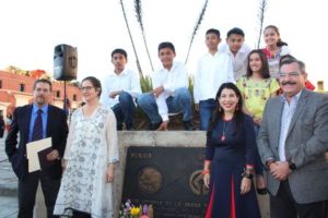 Depositan ofrenda floral en la placa conmemorativa.