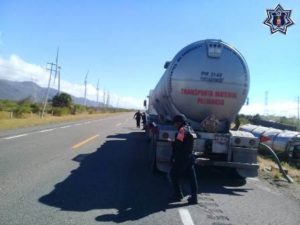 Detuvieron su camino 11 tractocamiones en la estación de servicio de PEMEX sobre el km 0 y seis más en el Puente de La Venta.