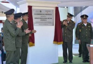 Salvador Cienfuegos Zepeda y Francisco Ortiz Valadez develan la placa conmemorativa.