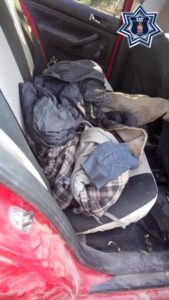 Los sujetos huyeron dejando a una persona abandonada en el vehículo.