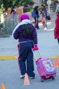 Taparse boca y nariz con bufanda para no respirar aire frío.