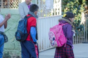 Pueden determinar que los alumnos entren una hora más tarde, recorriendo las actividades escolares.