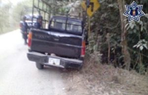 Camioneta Nissan tipo pick-up, negro, placas HF-40-725 de Guerrero.