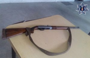 Martín RC, de 22 años de edad, portaba el rifle calibre 22 de varilla.