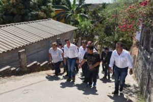 Recorrer cada uno de los hogares en donde son velados los cuerpos de las víctimas del accidente aéreo.