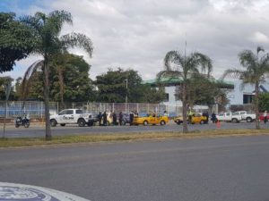 Fue asegurada una unidad de motor de color amarillo sin placas de circulación.