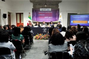 Las mujeres reciben menos ascensos que los hombres.