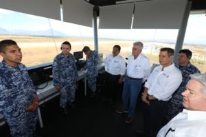 El aeropuerto cuenta con una torre de control de 29 metros de altura.
