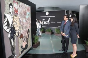 Sugiere, a través de imágenes, que el elemento espiritual es la raíz primordial de la existencia.