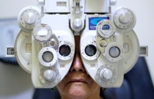 Entre los síntomas están dolor de cabeza, ojo rojo y vista borrosa.