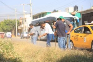 Descacharrización de viviendas para evitar criaderos de mosquitos transmisores.
