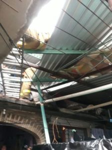 En Huajuapan el fuerte viento provocó la caída de techados.
