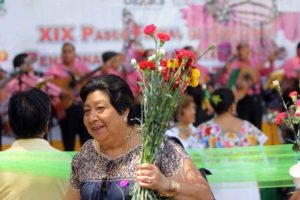 Regalarán tanto rosas como claveles a las damas más bellas del lugar.