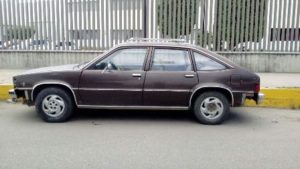 Vehículo Chevrolet, café, placas MMM-59-19 del Estado de México y número de serie ilegible