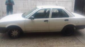 Nissan Tsuru blanco y placas TLK 96-41 del Estado de Oaxaca.