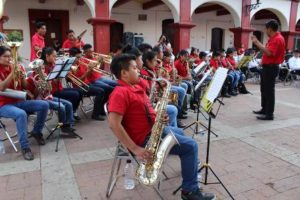 El clímax del evento llegó con la fusión de todos los integrantes de las bandas participantes.