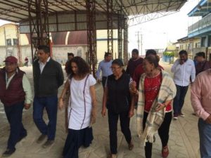 Susana Harp; Salomón Jara; Azael Santiago; Nancy Ortiz al arribar a la zona Mixe.