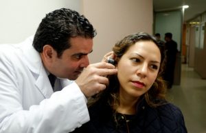 Volumen alto en antros, cine, televisión y uso excesivo de audífonos, genera riesgo de sordera.