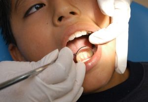 Es importante lavarse los dientes tres veces al día y después de cada alimento.