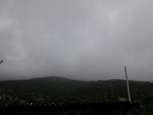 Las lluvias de la tarde-noche causadas por un canal de baja presión sobre el sureste del país.