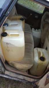 Los bidones eran transportados en dos vehículos.