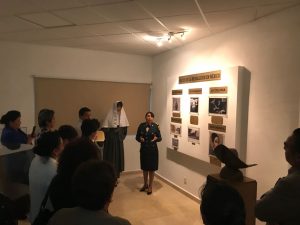 Recorren la sala de historia de la Escuela Militar de Enfermería.